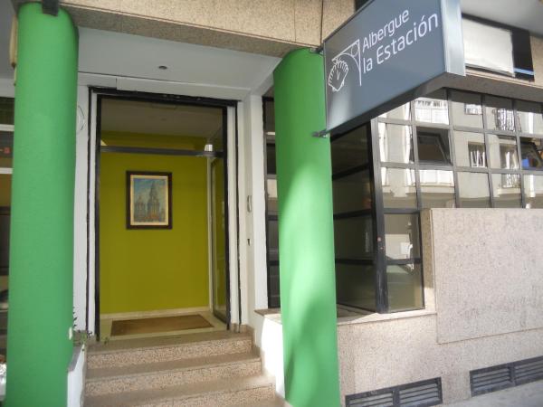 写真にはConjo市にあるAlbergue la Estacion Santiago de Compostelaが写っています。