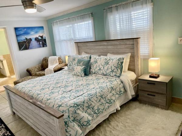 King Bed Near Downtown & Beach - West Palm Beach, FL