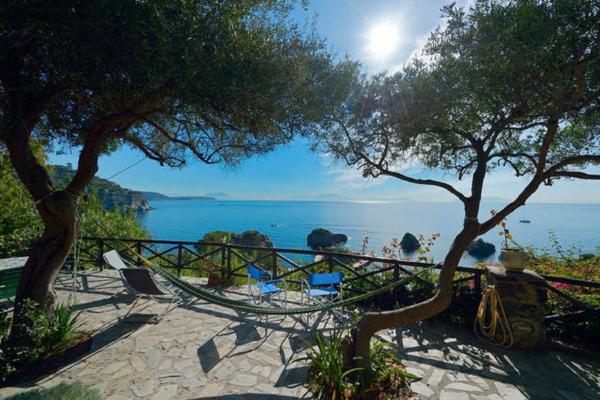 A la foto es mostra l'objecte Cottage sul mare nella Baia di Cartaromana, vista Castello situat a la ciutat de Ischia.