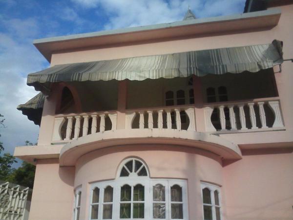 Na zdjęciu widoczny jest obiekt G&R Guesthouse położony w mieście Merrywood.