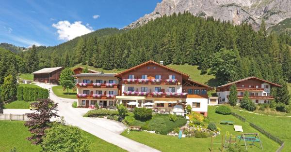 Na fotografii je vidět objekt Aparthotel Ramsau nacházející se ve městě Ramsau am Dachstein.