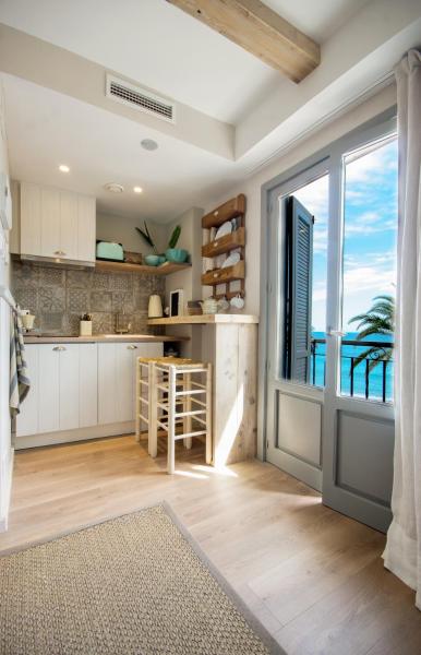 På billedet ses objektet The Beach House Studios & Suites beliggende i byen Jávea.