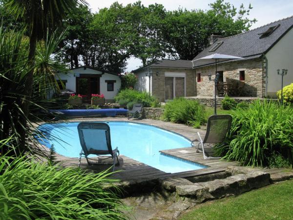 A la foto es mostra l'objecte Family Holiday Home with Pool situat a la ciutat de Coray.