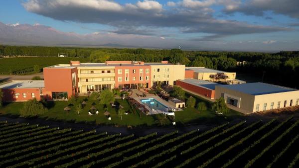 Na zdjęciu widoczny jest obiekt Fuente Mayor Hotel & Casino położony w mieście Vista Flores.