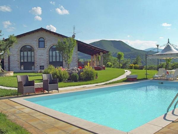 La photo montre l'objet Family Cottage in Cagli with Pool situé dans la ville de Acqualagna.