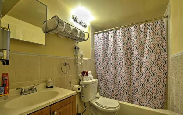 Na zdjęciu widoczny jest obiekt Two Bedroom Apartment - North East Bronx położony w mieście Bronx.