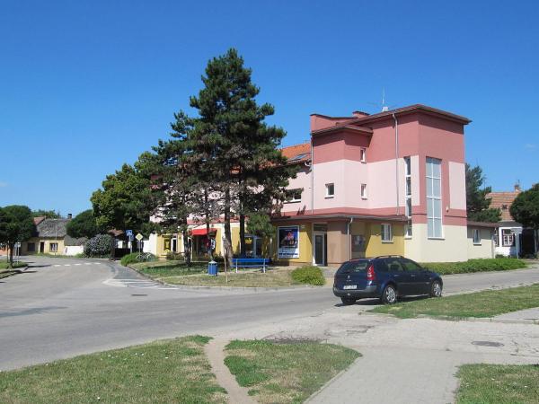 Na fotografii je vidět objekt Kulturně Společenské Centrum nacházející se ve městě Hrušky.
