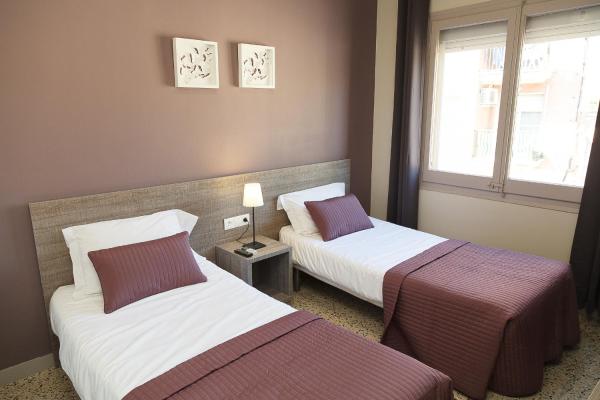 På billedet ses objektet Hostal Fonda Montserrat beliggende i byen Cambrils.