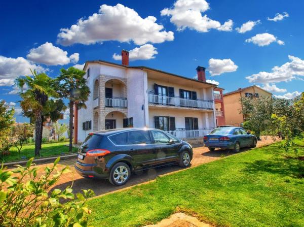 Na fotografii je vidět objekt Apartments Franjo 1266 nacházející se ve městě Flengi.