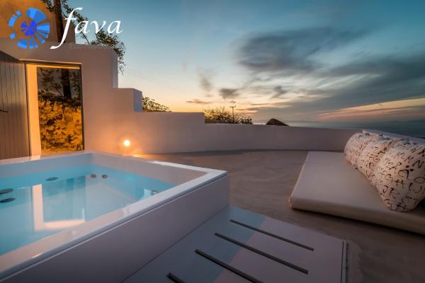 Na foto é possível ver o objeto Fava Eco Suites localizado na cidade de Oia.