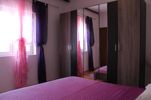 A la foto es mostra l'objecte Petra Apartments situat a la ciutat de Korčula.
