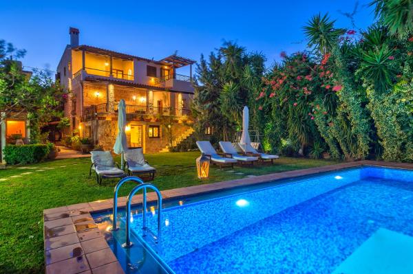 A la foto es mostra l'objecte Villa Arhontariki situat a la ciutat de Azoyirás.