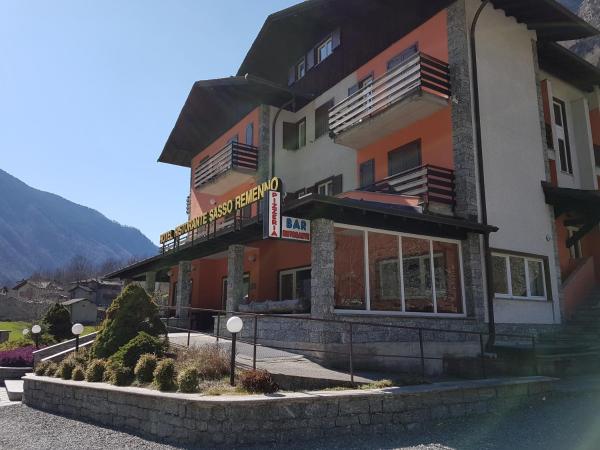 Na fotografii je vidět objekt Hotel Ristorante Sasso Remenno nacházející se ve městě Cataeggio.