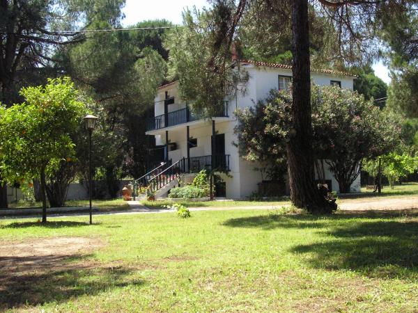 A la foto es mostra l'objecte Strophilia Apartments situat a la ciutat de Koukounaries.