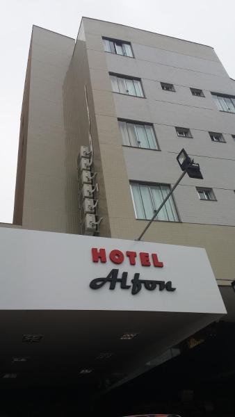 Na foto é possível ver o objeto Alfon Hotel localizado na cidade de Itabira.