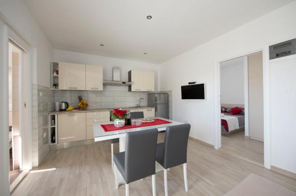 På billedet ses objektet Apartments Bonus and private parking beliggende i byen Split.