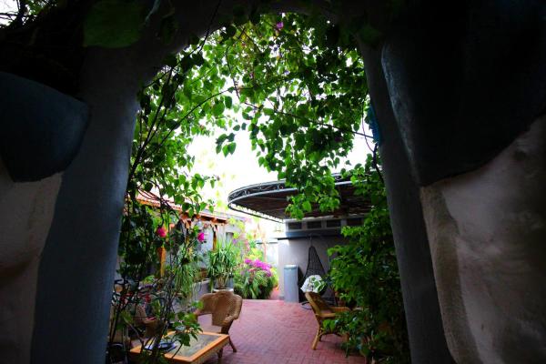 The photo shows the Sunset Inn located in the city of Eilat.