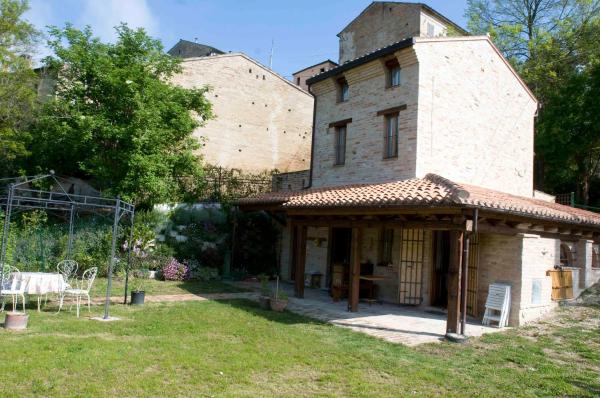 På billedet ses objektet Casa della Strega beliggende i byen Montegiorgio.