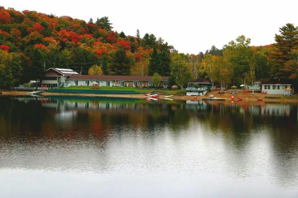 Kuvassa näkyy kohde Algonquin Lakeside Inn, joka sijaitsee kaupungissa Dorset.