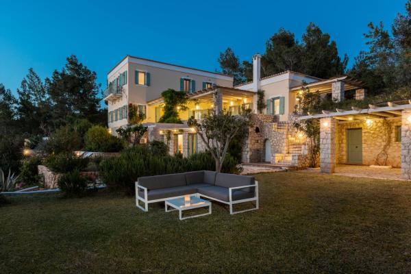 Na zdjęciu widoczny jest obiekt Electra Beachfront Villa położony w mieście Kranidi.