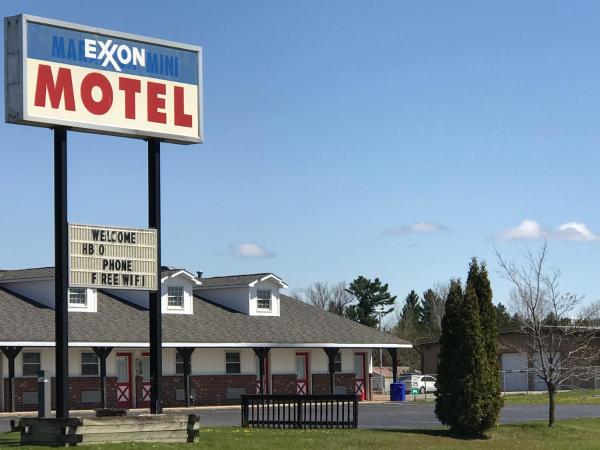 Na fotografii je vidět objekt Exxon Quik Stop & Motel nacházející se ve městě Wausaukee.