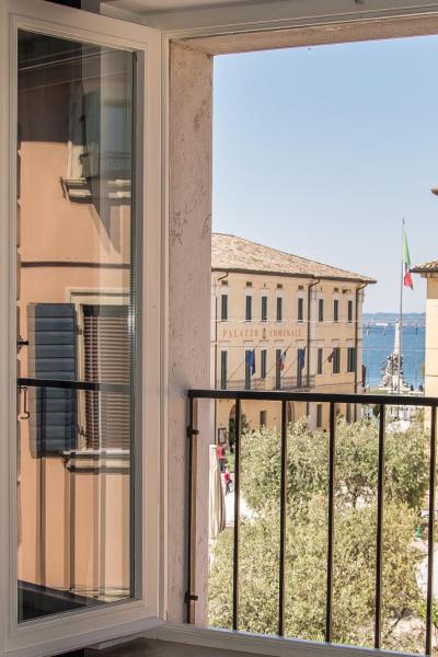 A la foto es mostra l'objecte IN PIAZZA appartamento con vista situat a la ciutat de Lazise.