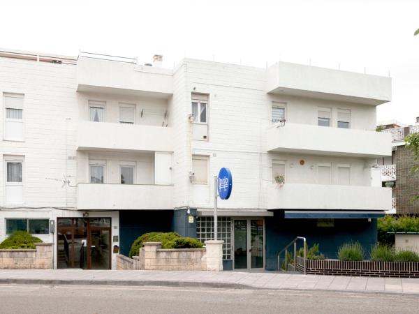 Na fotografii je vidět objekt Apartamentos Apolo Somo nacházející se ve městě Somo.