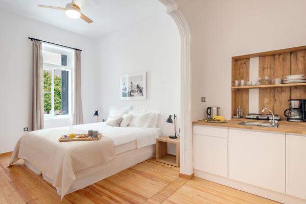 A la foto es mostra l'objecte Athens Residence Apartments situat a la ciutat de Atenes.
