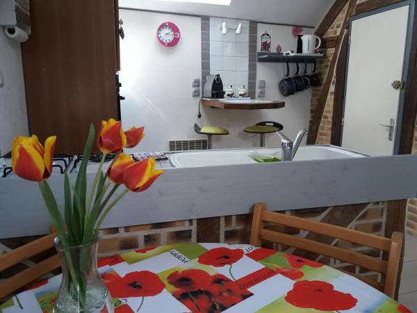 På billedet ses objektet Fée maison with love appartement beliggende i byen Cuissai.