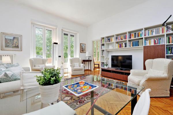 JOIVY Fabulous 1-bedroom flat with Terrace next to Park, Mediolan