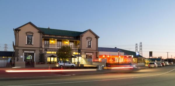 Na fotografii je vidět objekt Racecourse Hotel and Motor Lodge nacházející se ve městě Wigram.