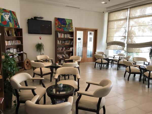 A la foto es mostra l'objecte Hotel AL KARMEL situat a la ciutat de Bab Khadra.