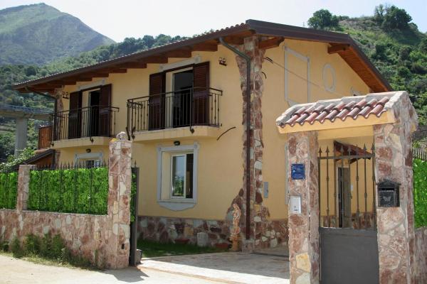 En la foto se muestra el objeto Villa Paladino - B&B e Guest House ubicado en la ciudad de San Roberto.