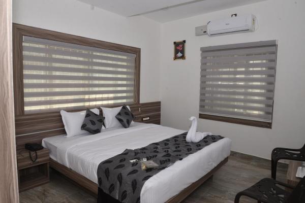 A la foto es mostra l'objecte Suroor Tourist Home situat a la ciutat de Virajpet.