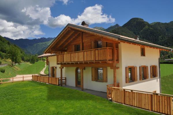 The photo shows the Garnì dal Mozat located in the city of Ledro.