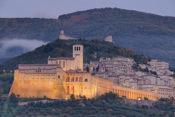 På billedet ses objektet Hotel La Rocca beliggende i byen Assisi.