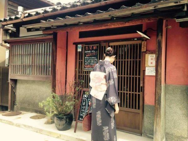 写真には津幡町市にあるKanazawa 旅音が写っています。