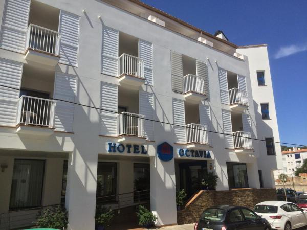 Na fotografii je vidět objekt Hotel Octavia nacházející se ve městě Cadaqués.