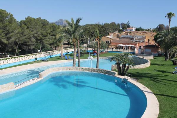 På billedet ses objektet Aparthotel Bahia Pinosol beliggende i byen Jávea.