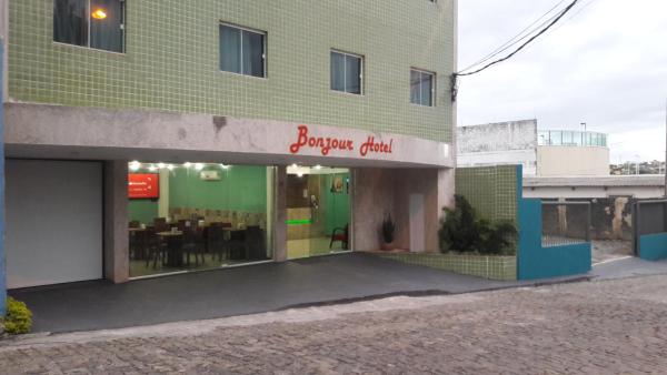Na foto é possível ver o objeto Bonjour Hotel localizado na cidade de Macaé.
