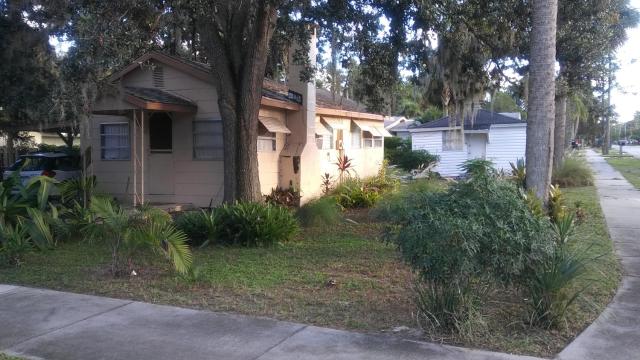 1 Beige Cozy Bungalow or 1 White Cozy Efficiency Cottage in Titusville
