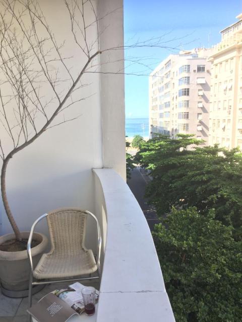 Copacabana: lounge lindo, confortável e com vista do mar