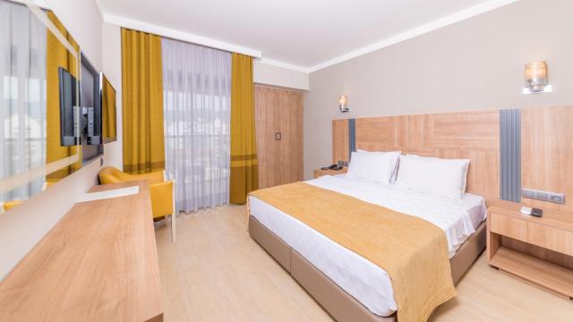 Julian Club Hotel