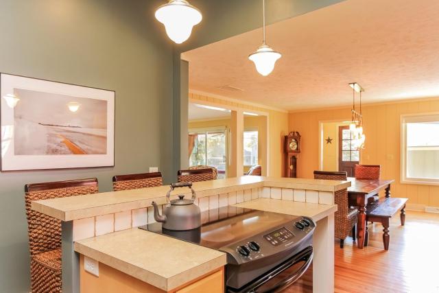 Screened porch pt water views hot tub walk to Saug