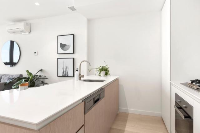 Luxuria Apartments - EQ Tower