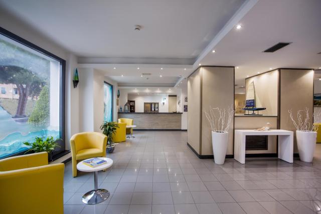 Hotel Riviera 3 Stelle con piscina estiva gratuita e garage a pagamento