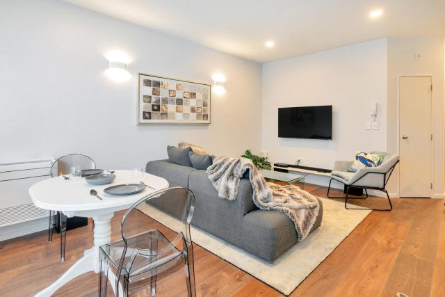 Chic Metro Apartment with Free Parking and Air-con