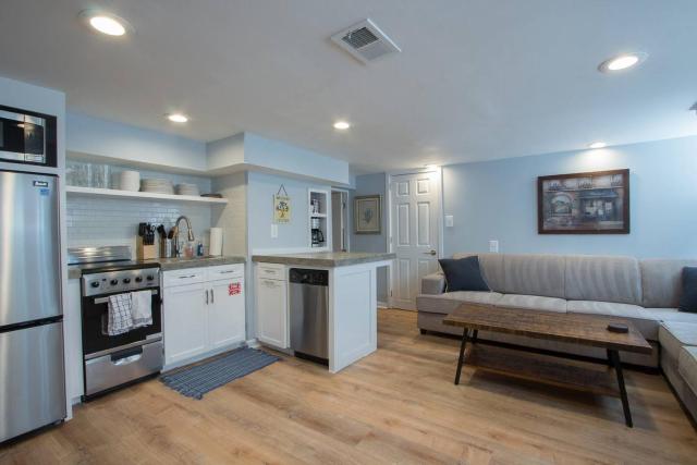 Luxury 2 bedroom apartment w/ free parking