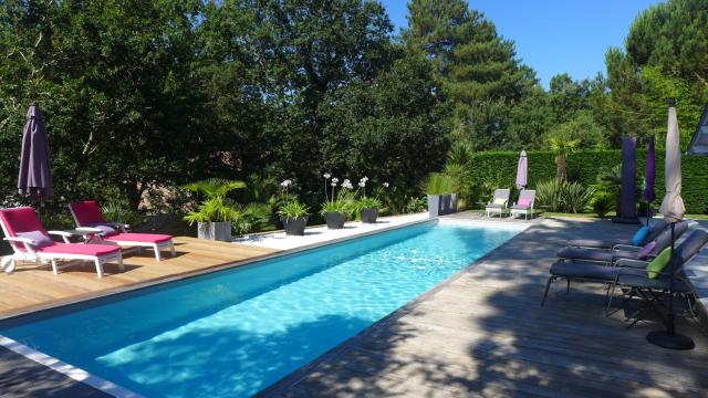 Ref 111 Seignosse, Villa de standing 4 étoiles partiellement climatisée avec piscine chauffée et Wifi au calme sur terrain 1100m2