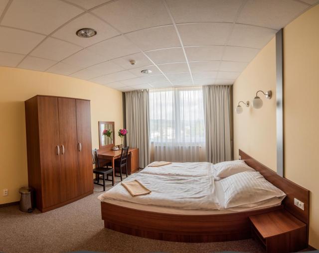 City Hotel B&B, reception 24 7, 800m od-from R1, free parking